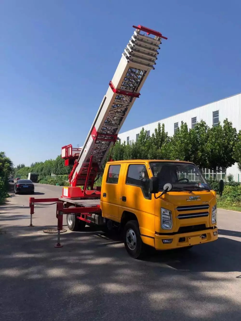 石家庄新华附近的云梯车出租服务：轻松解决高空作业需求